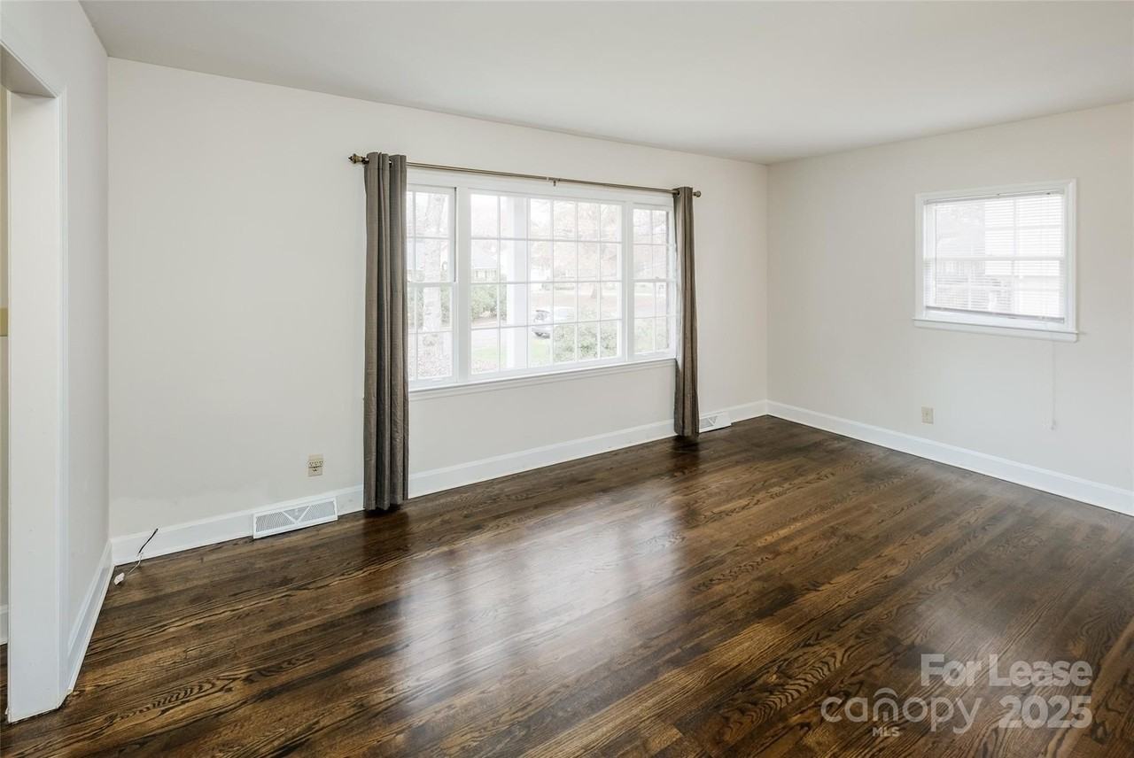 7029 Yorktowne Drive - Photo 3 of 27