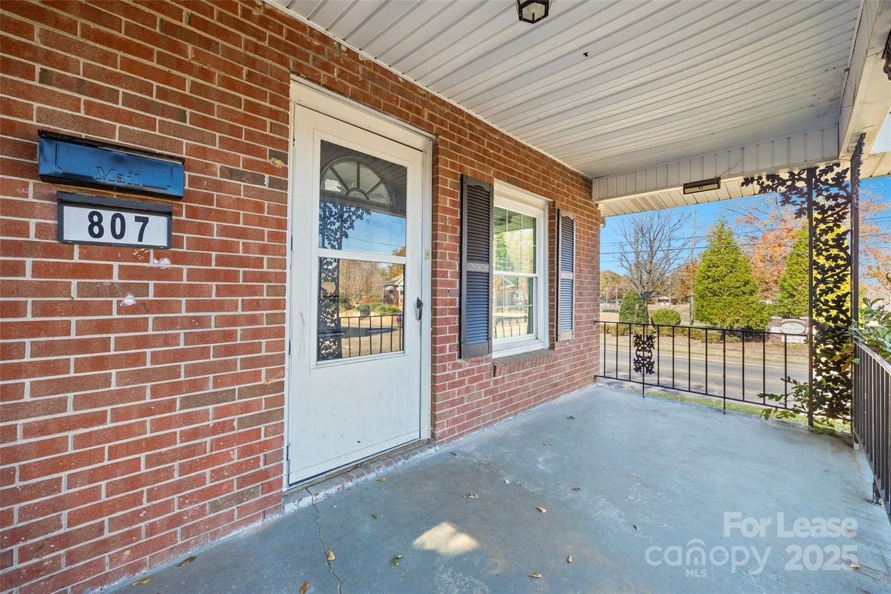 807 N Morris St - Photo 2 of 23