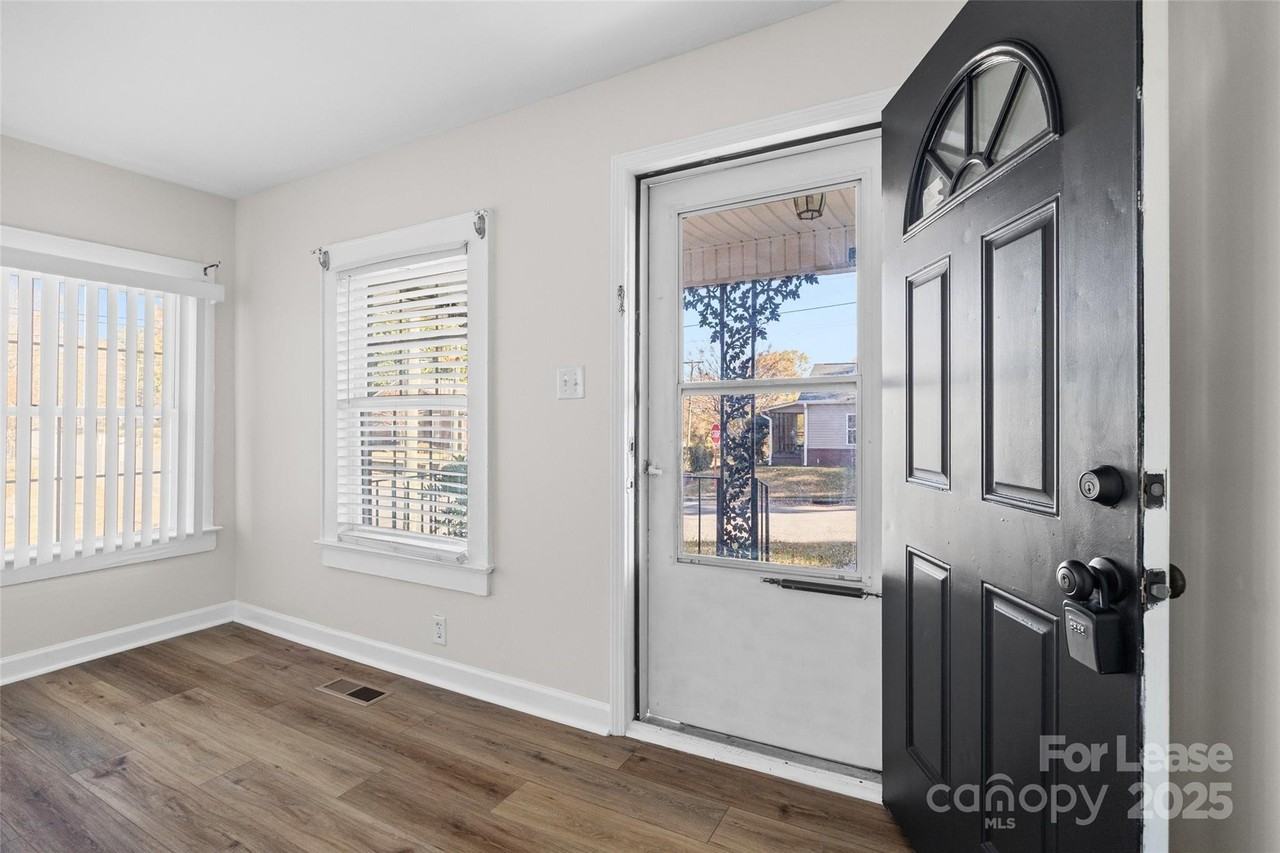 807 N Morris St - Photo 3 of 23