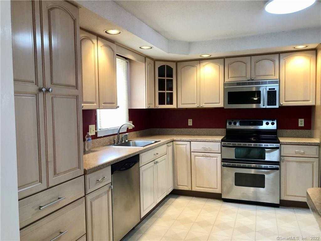 49 Cheshire Dr - Photo 4 of 34