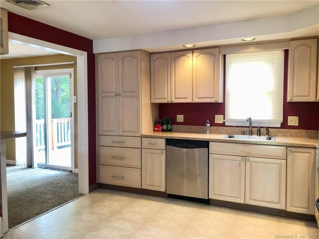 49 Cheshire Dr - Photo 5 of 34