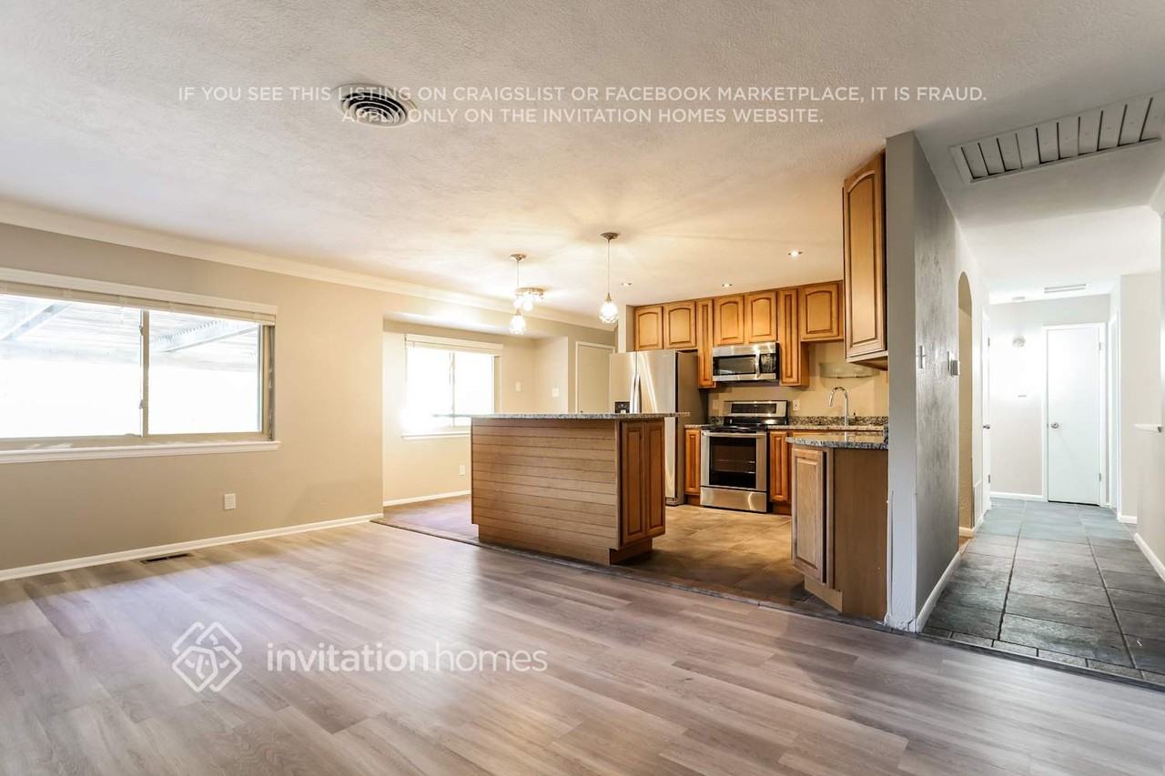 2617 S Salida St - Photo 4 of 16