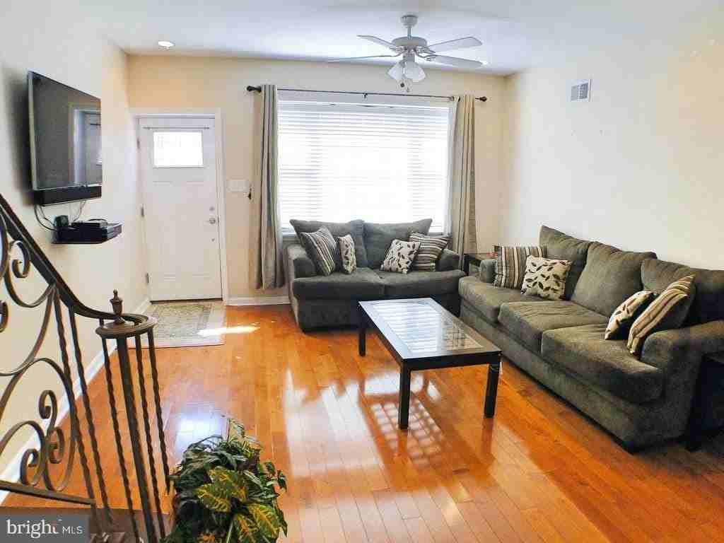 2533 S Rosewood St - Photo 3 of 16