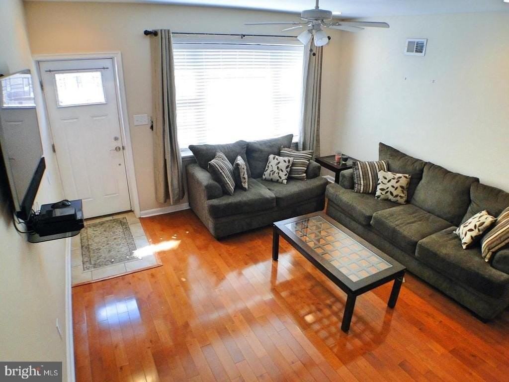 2533 S Rosewood St - Photo 4 of 16