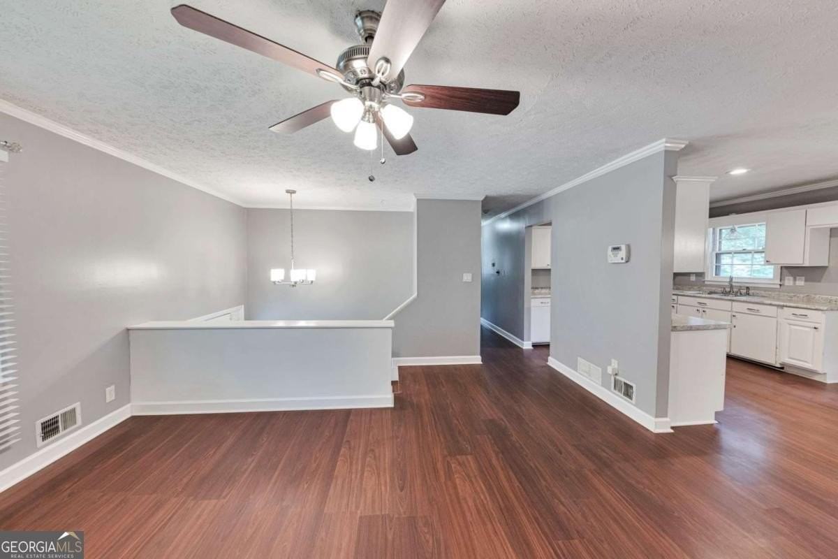 115 Elizabeth Way - Photo 3 of 15