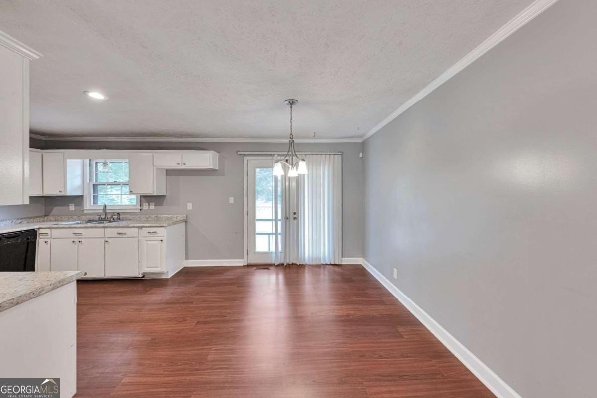 115 Elizabeth Way - Photo 4 of 15