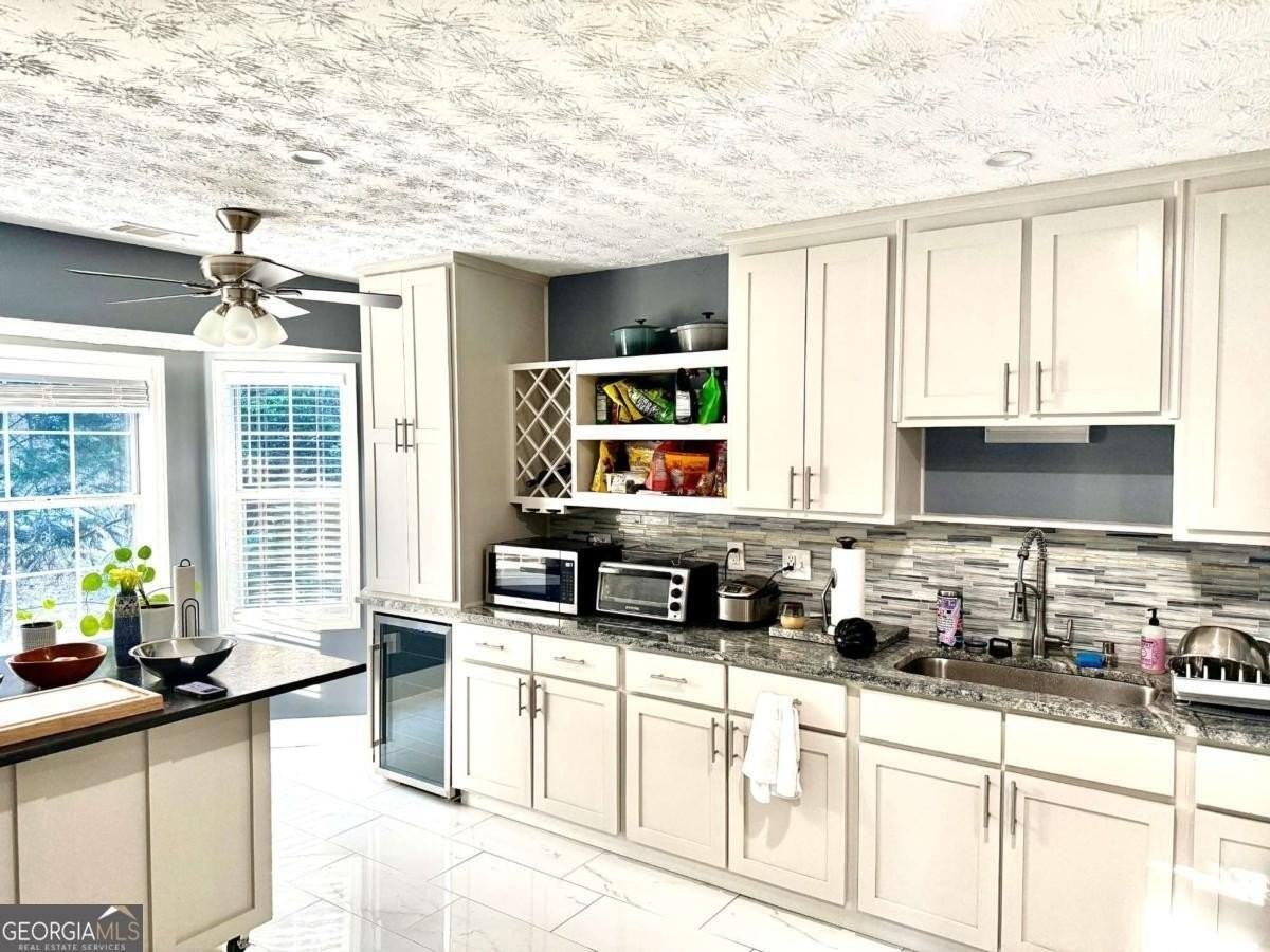 3310 Stratton Ln - Photo 3 of 13