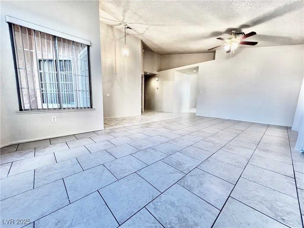 8420 Airmont Ct - Photo 5 of 38