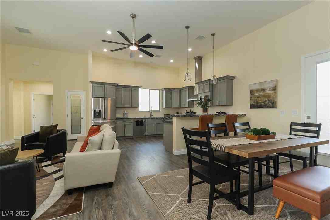 1409 Denver St - Photo 2 of 13