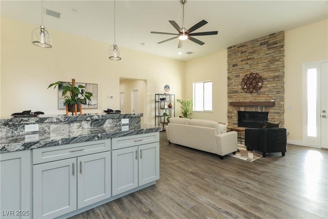 1409 Denver St - Photo 5 of 13