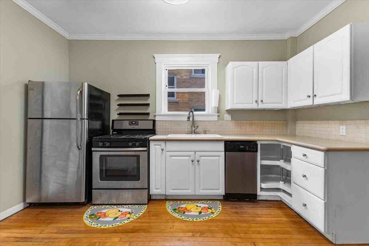 910 W Huron St - Photo 6 of 32