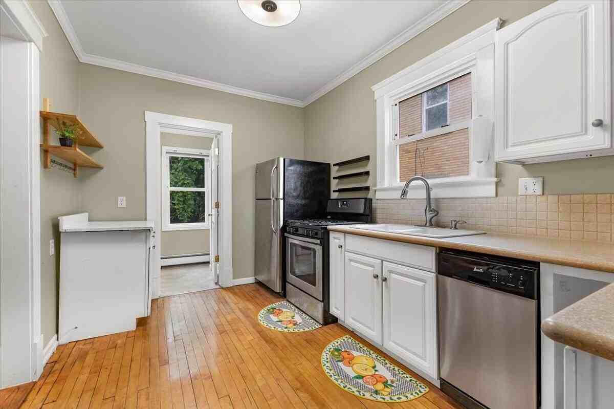 910 W Huron St - Photo 7 of 32