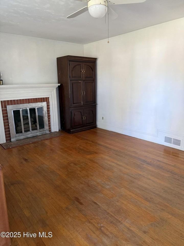 1103 Cedar Ln - Photo 3 of 5