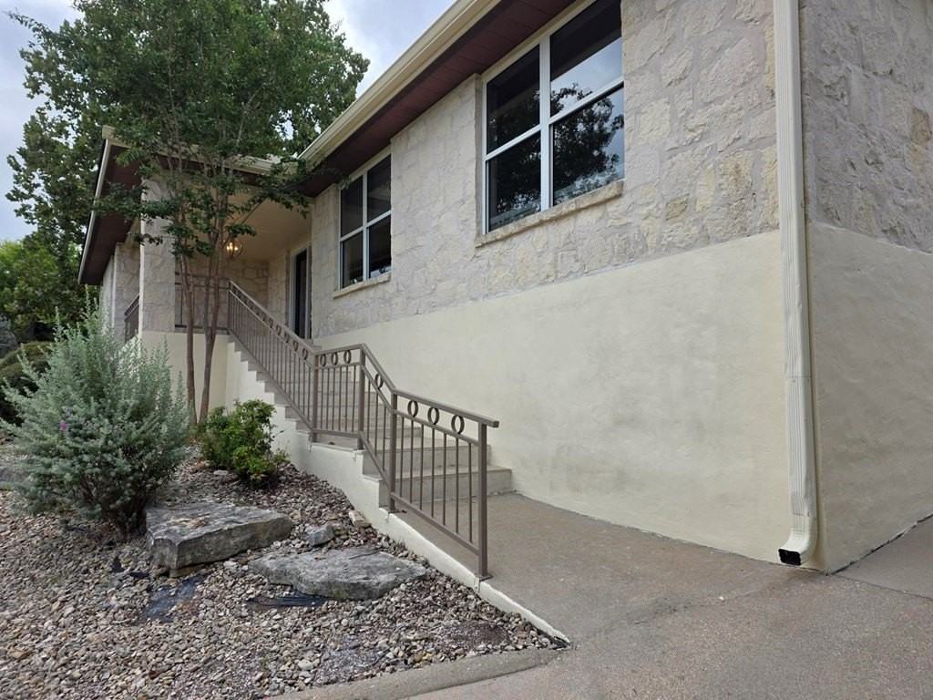 1303 Malibu Dr - Photo 3 of 19