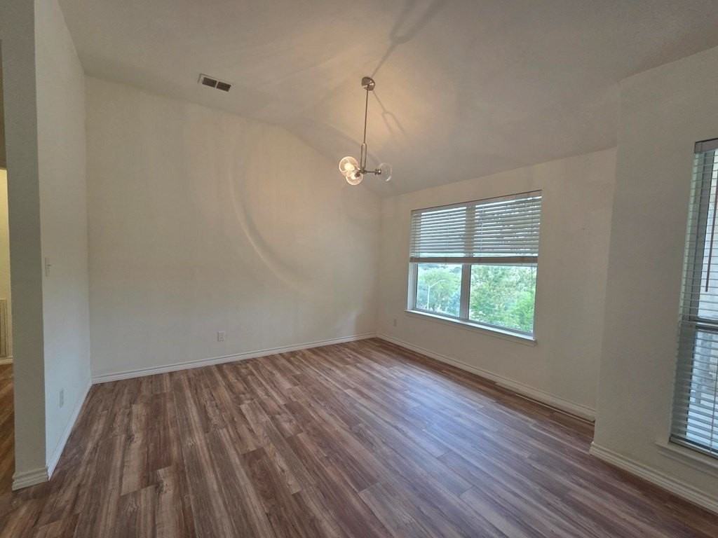 1303 Malibu Dr - Photo 7 of 19