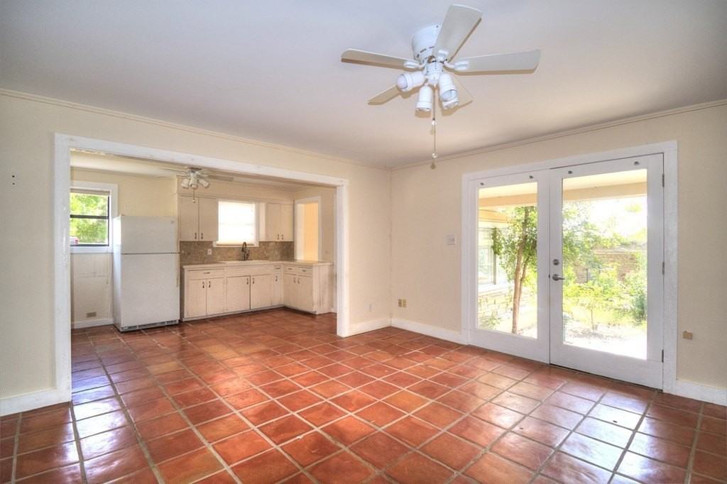 155A Nimitz Dr - Photo 4 of 17