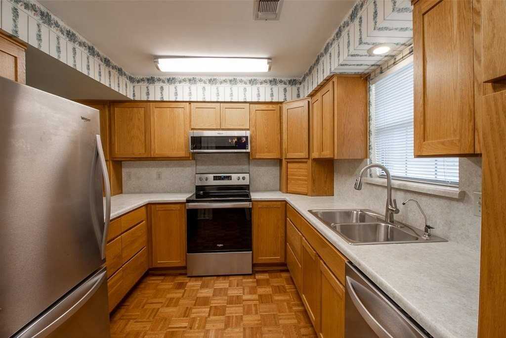 1127 Lois Street North - Photo 5 of 23