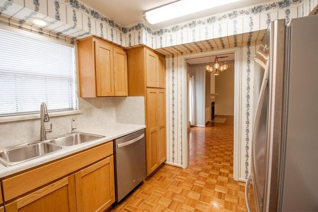 1127 Lois Street North - Photo 6 of 23