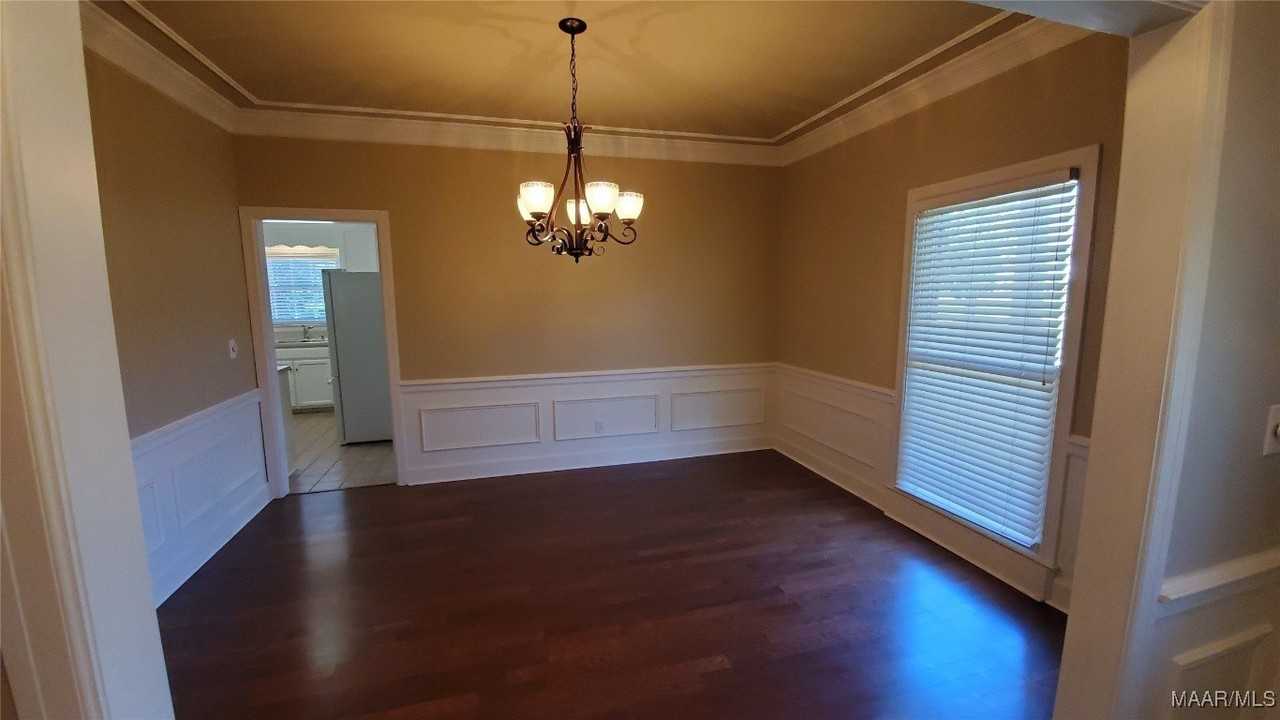 6400 Diane Ct - Photo 4 of 34