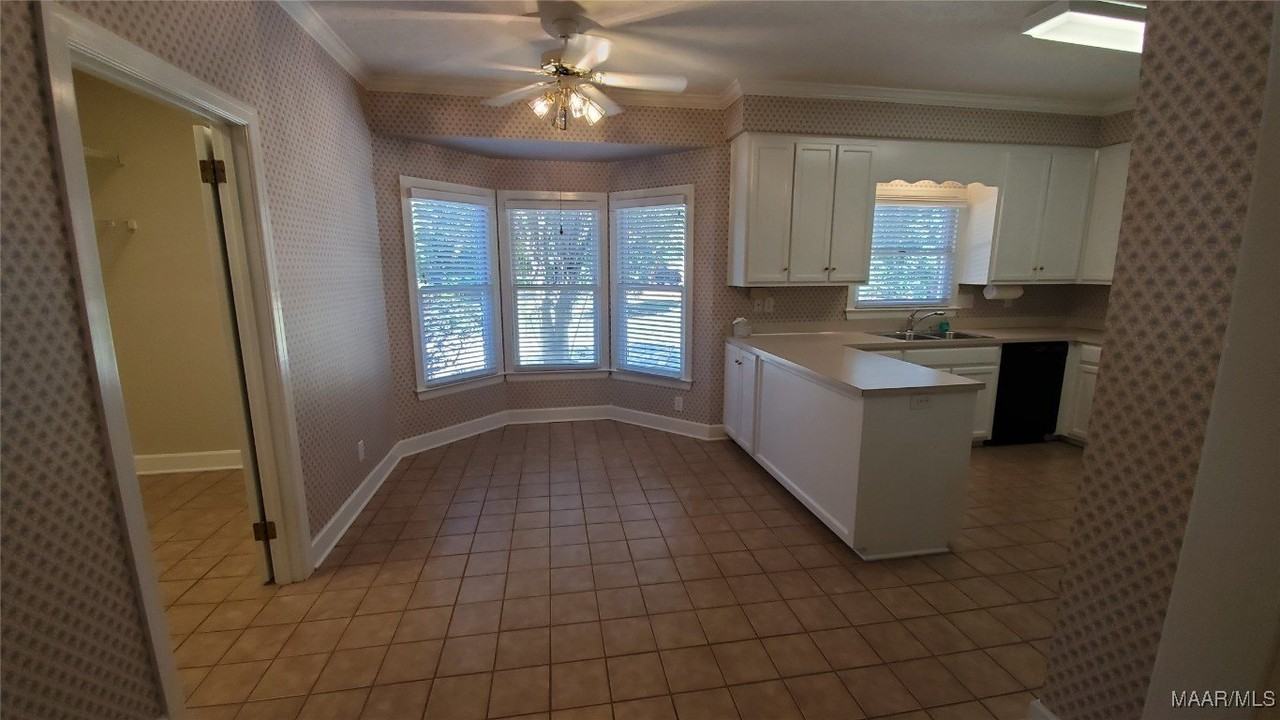 6400 Diane Ct - Photo 7 of 34