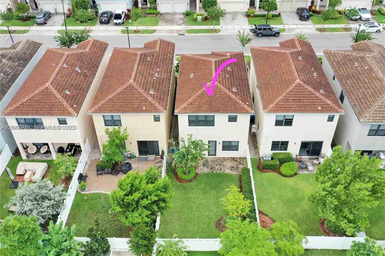 673 Ne 191st St - Photo 4 of 25