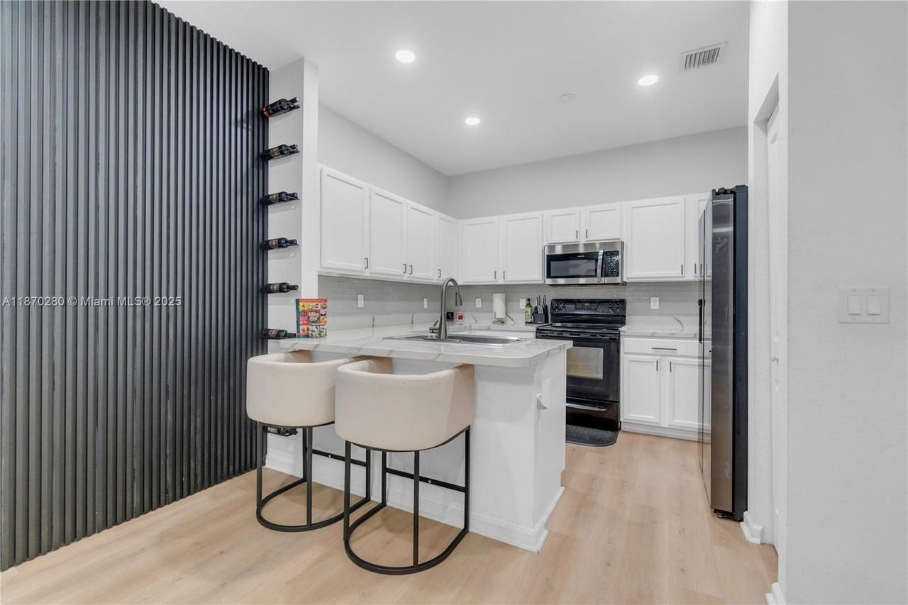 3529 Nw 29th Pl - Photo 4 of 39