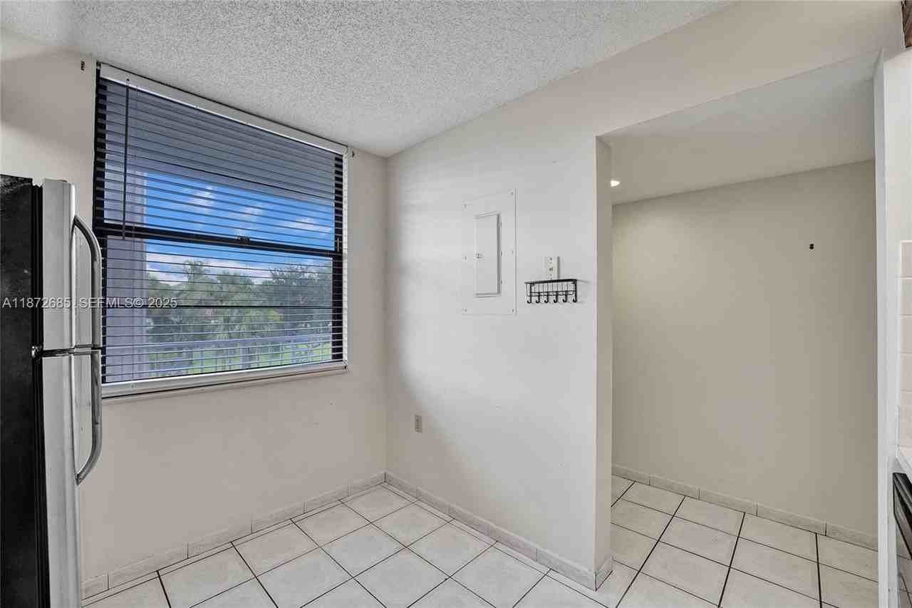 1502 Whitehall Dr #303 - Photo 4 of 15