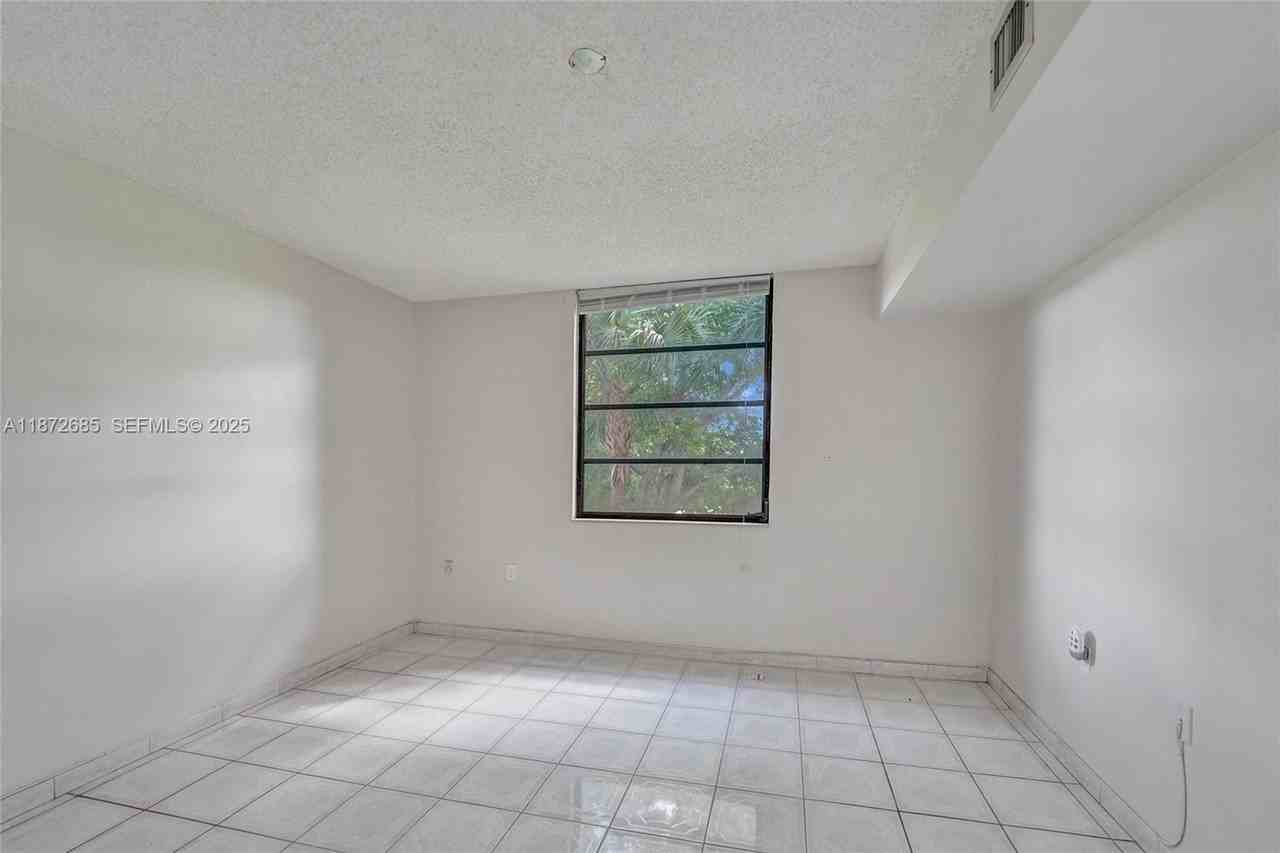 1502 Whitehall Dr #303 - Photo 5 of 15