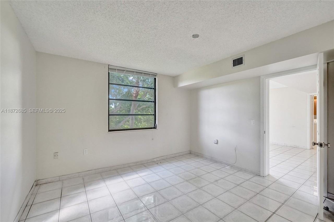 1502 Whitehall Dr #303 - Photo 6 of 15