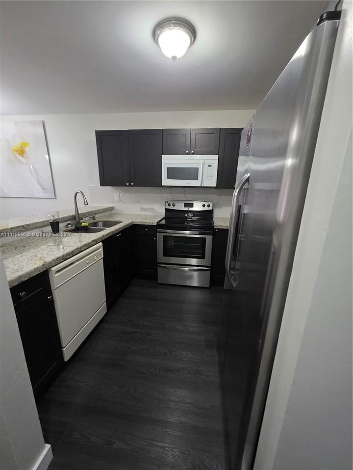 111 Sw 113th Ave #104-8 - Photo 4 of 11