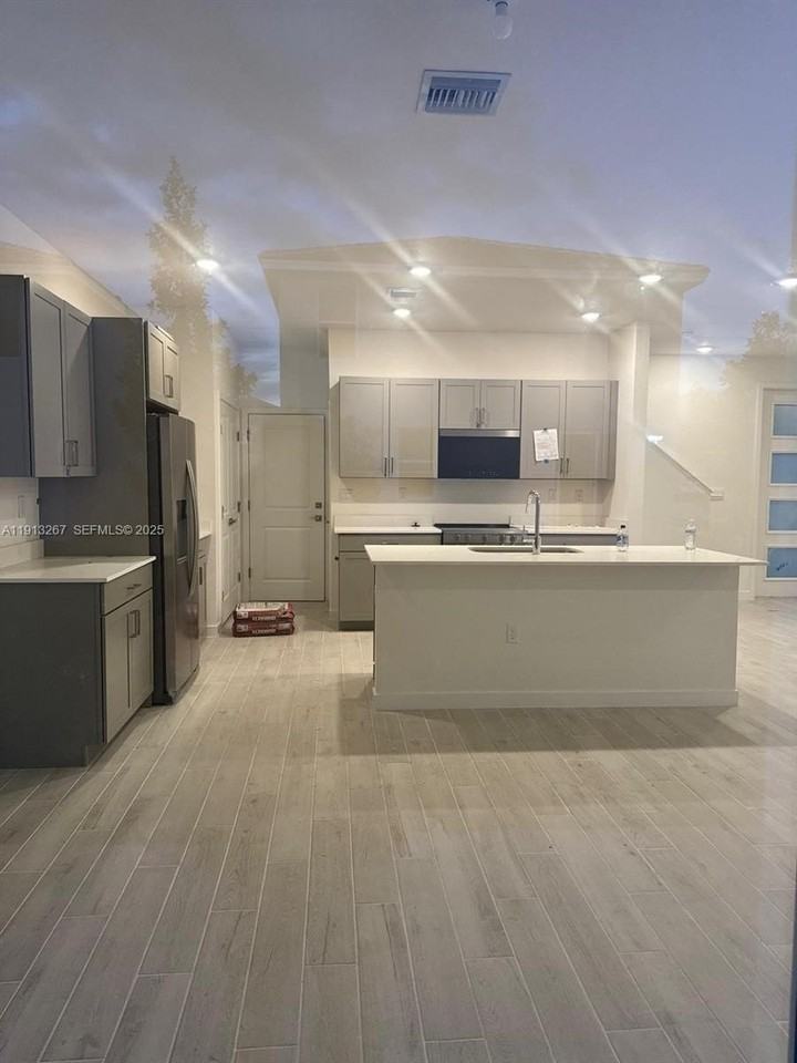 1683 Se 7th Ln #1683 - Photo 4 of 21