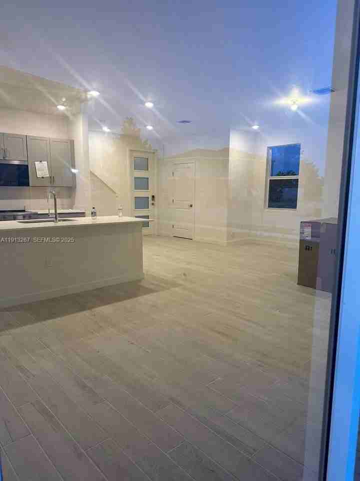 1683 Se 7th Ln #1683 - Photo 5 of 21