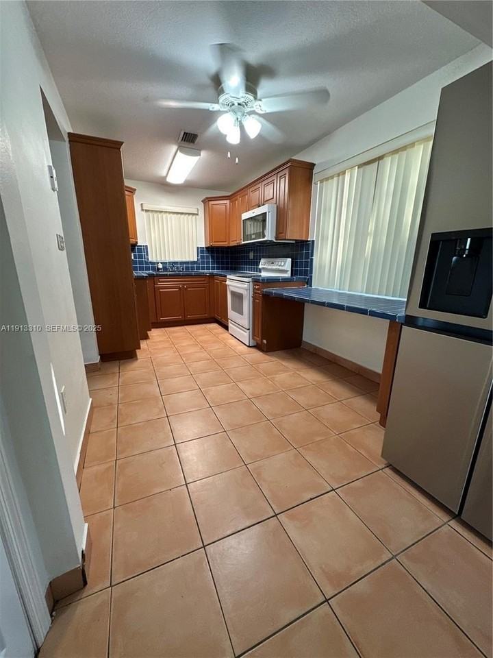 10371 Sw 201st Ter - Photo 5 of 27