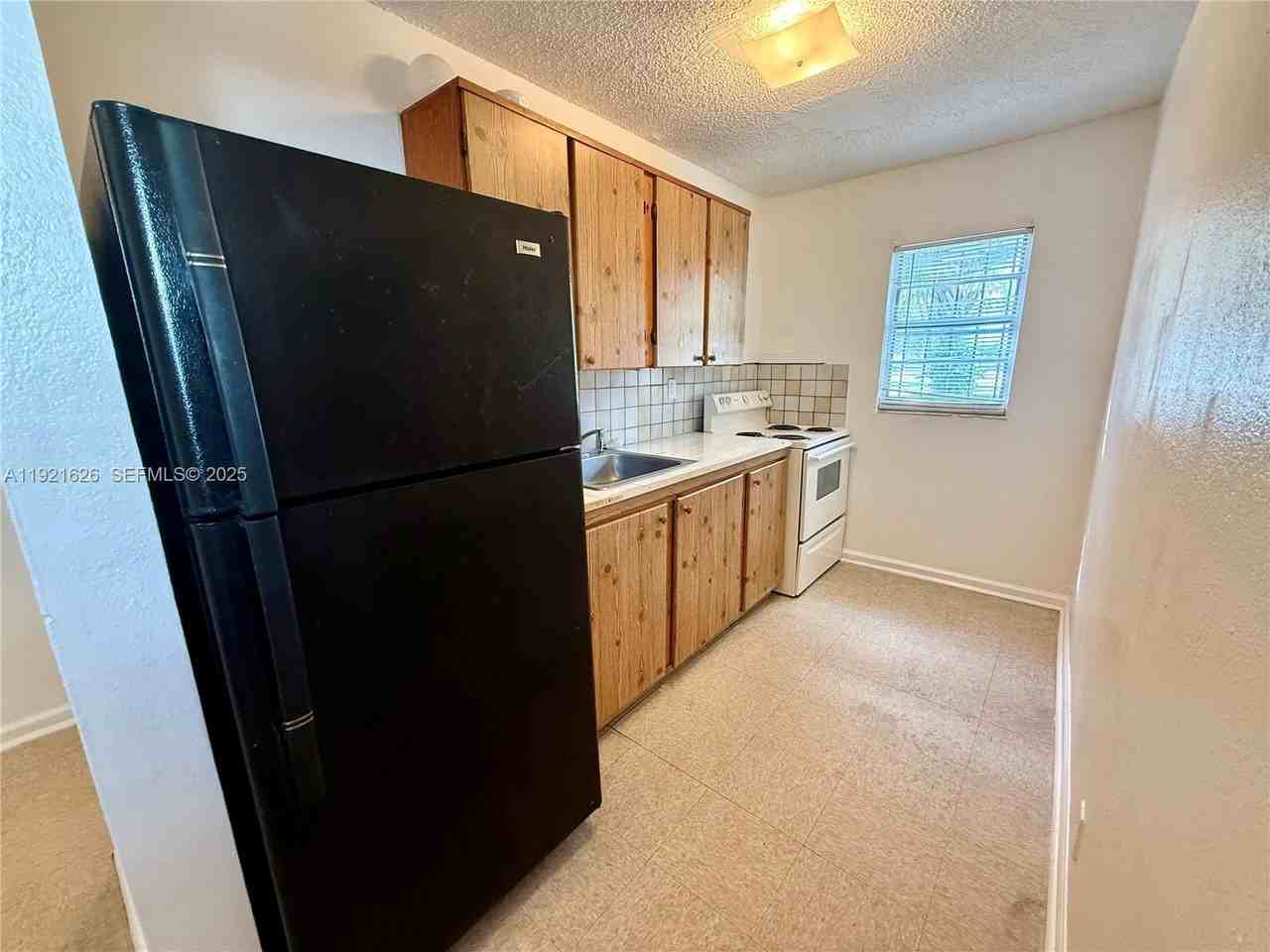 724 Sw 11th Ave #1 - Photo 3 of 7