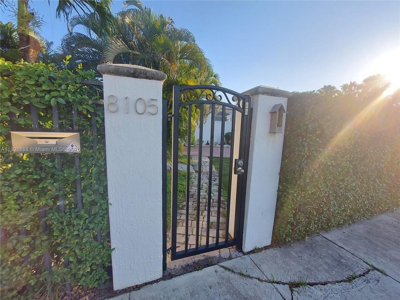 8105 Sw 17th Ter - Photo 5 of 22