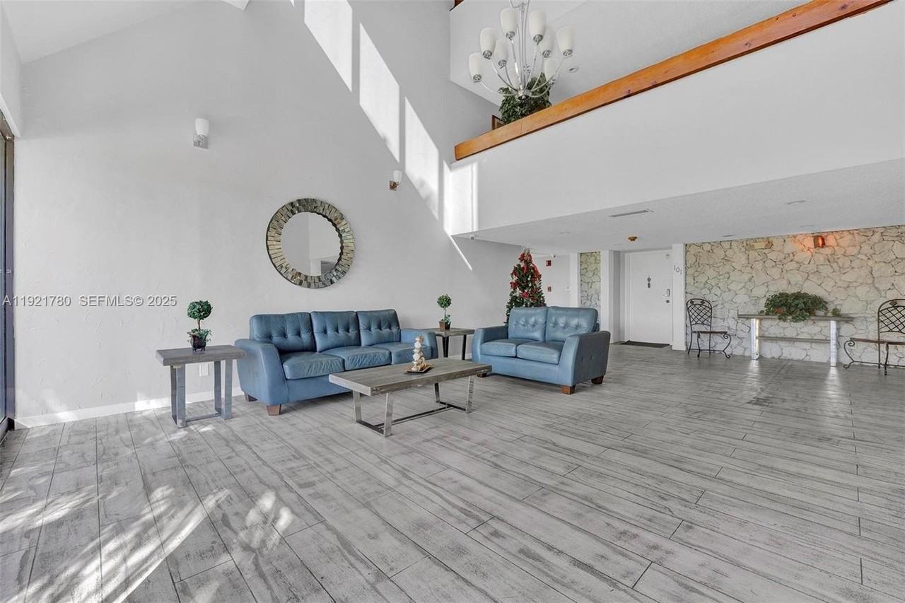 230 Lakeview Dr #206 - Photo 3 of 41