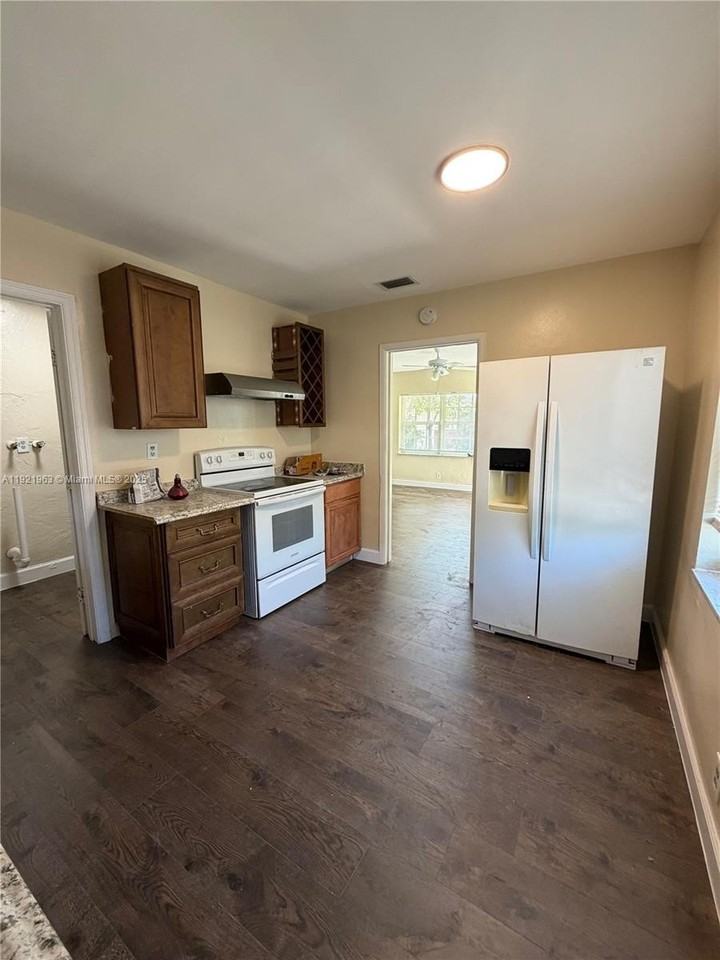 1320 Sw 11th Ave #A - Photo 2 of 9