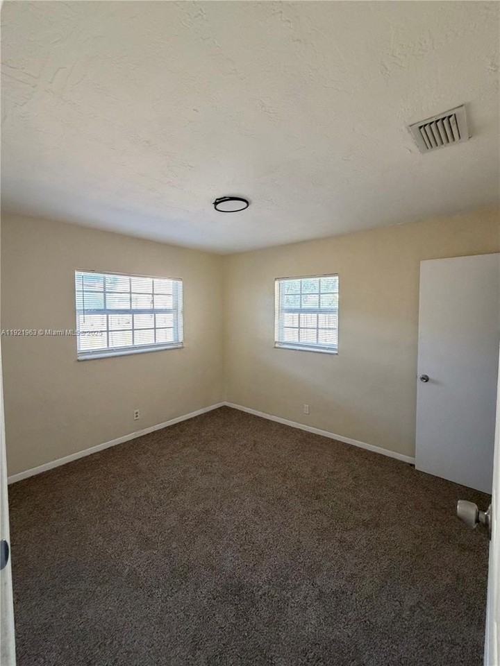 1320 Sw 11th Ave #A - Photo 3 of 9