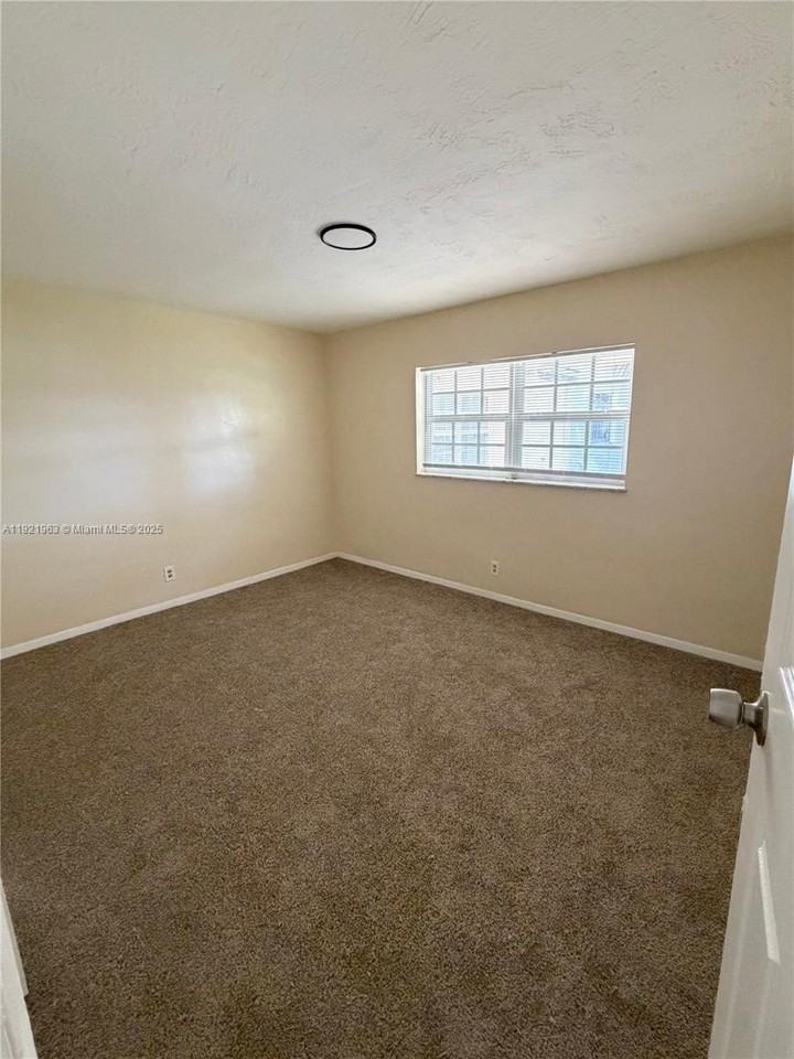 1320 Sw 11th Ave #A - Photo 5 of 9