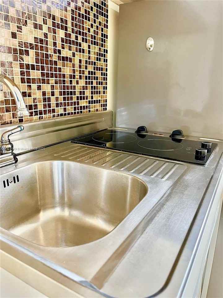 6815 Nw 14th St #6815 - Photo 5 of 12