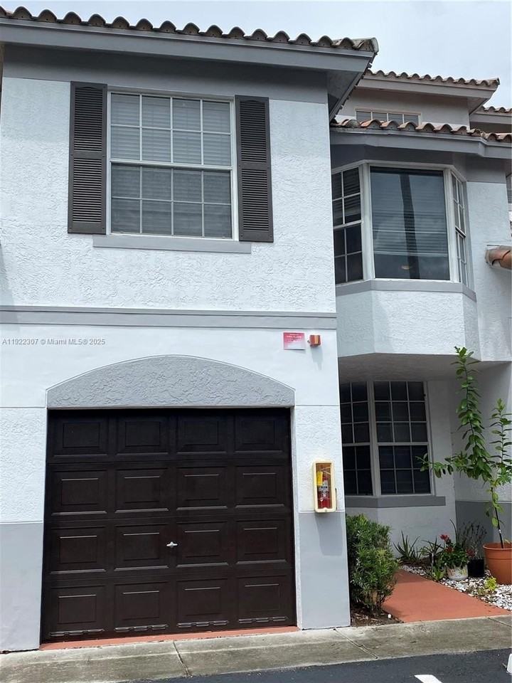 715 Sw 148th Ave #611 - Photo 2 of 17