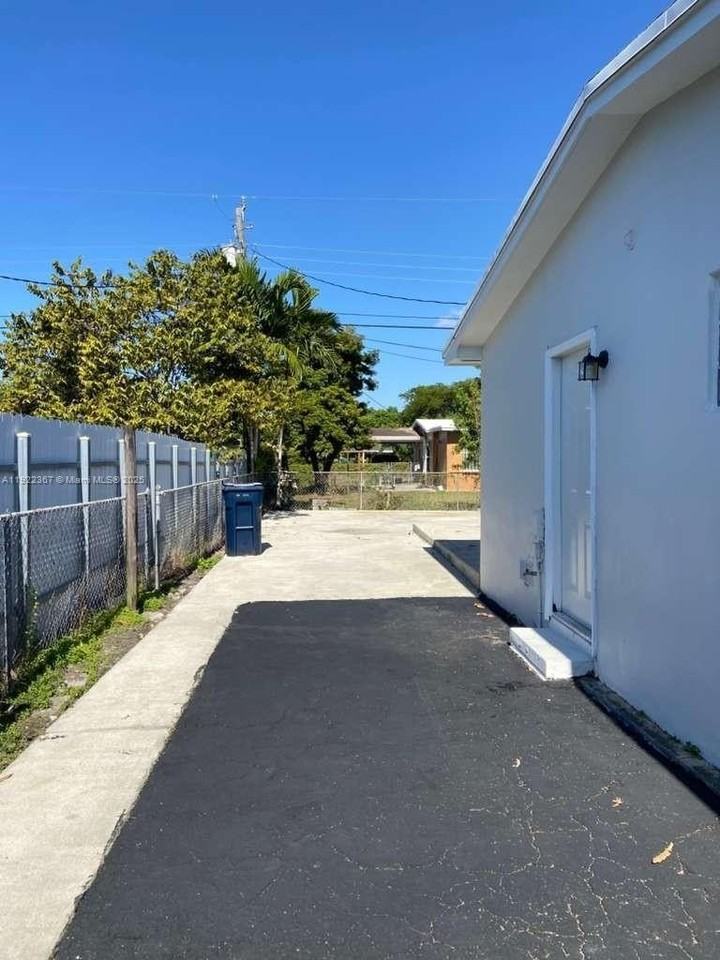 8825 Sw 19th St #8825 - Photo 4 of 21