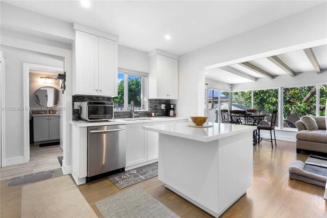 7915 Sw 23rd St - Photo 3 of 19