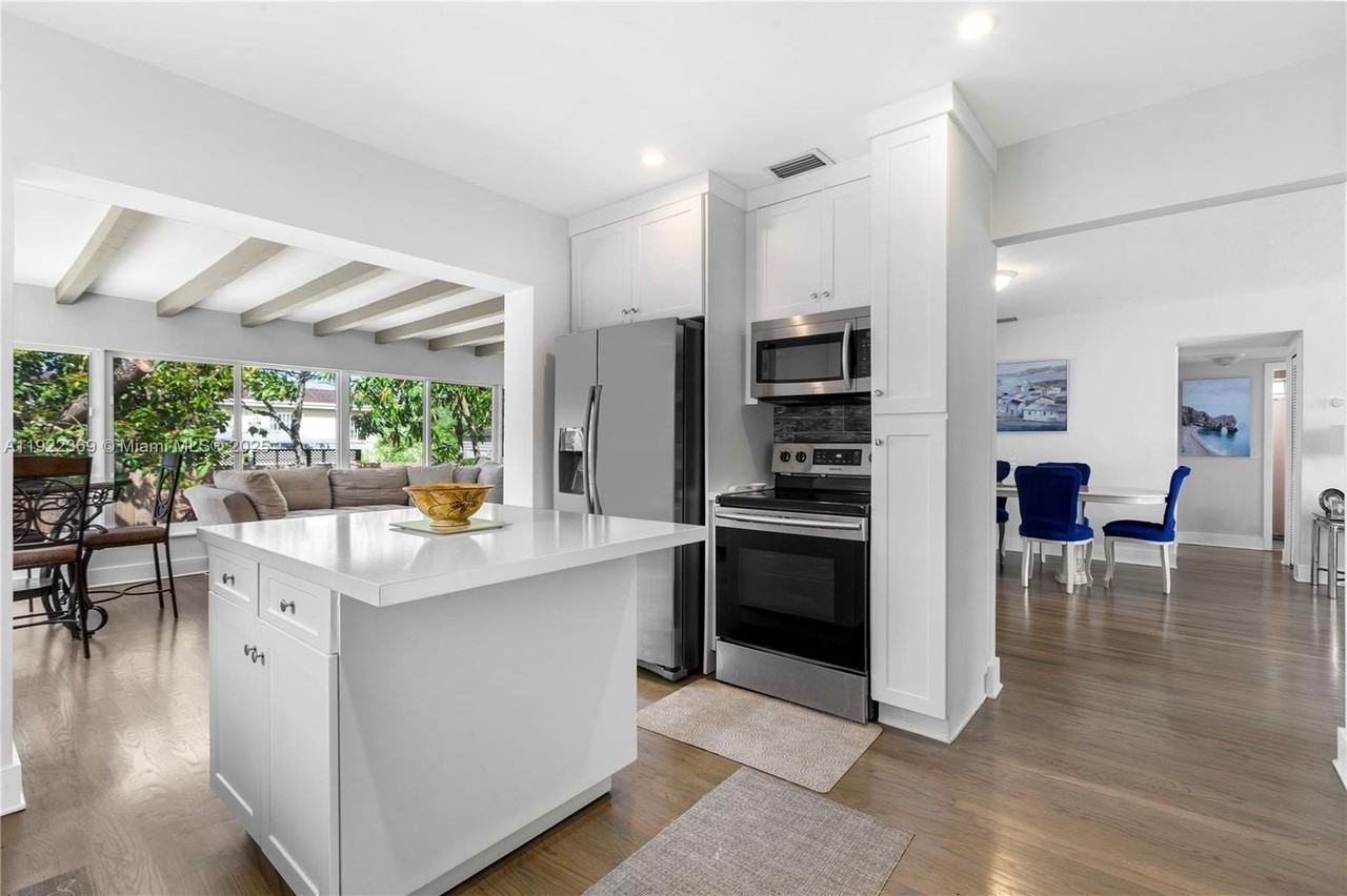 7915 Sw 23rd St - Photo 4 of 19