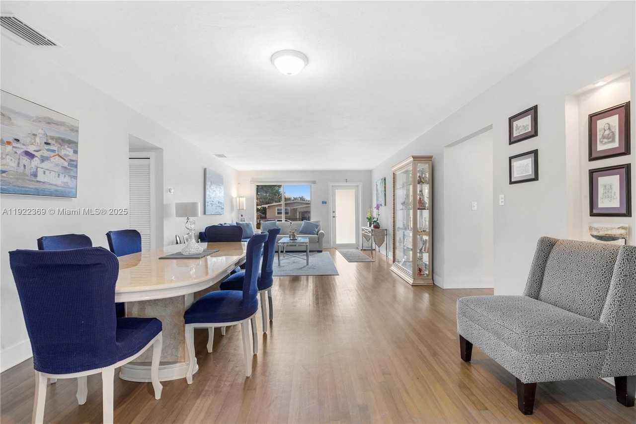 7915 Sw 23rd St - Photo 6 of 19