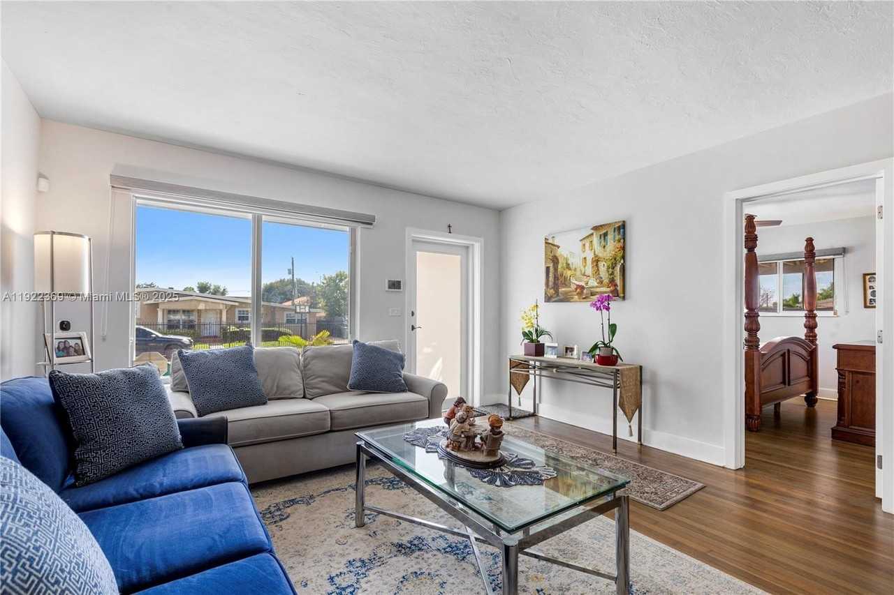 7915 Sw 23rd St - Photo 7 of 19