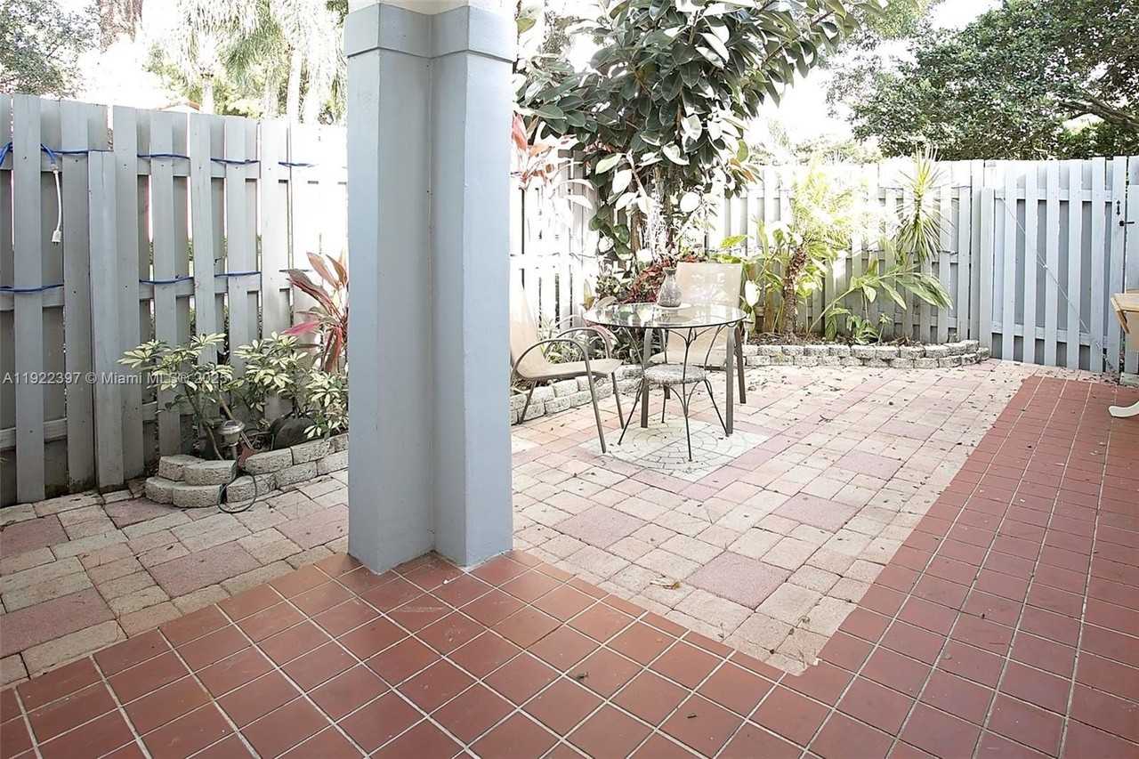 1361 Cottonwood Cir - Photo 2 of 16