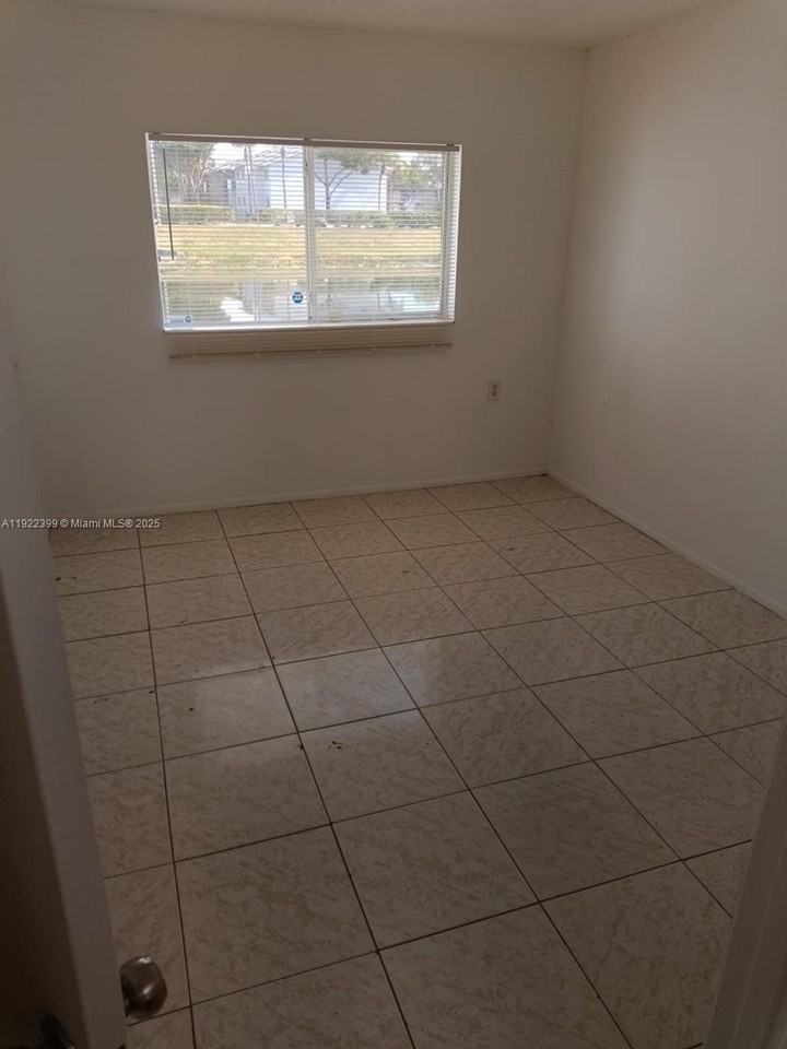 1200 Lake Victoria Dr #K - Photo 5 of 10