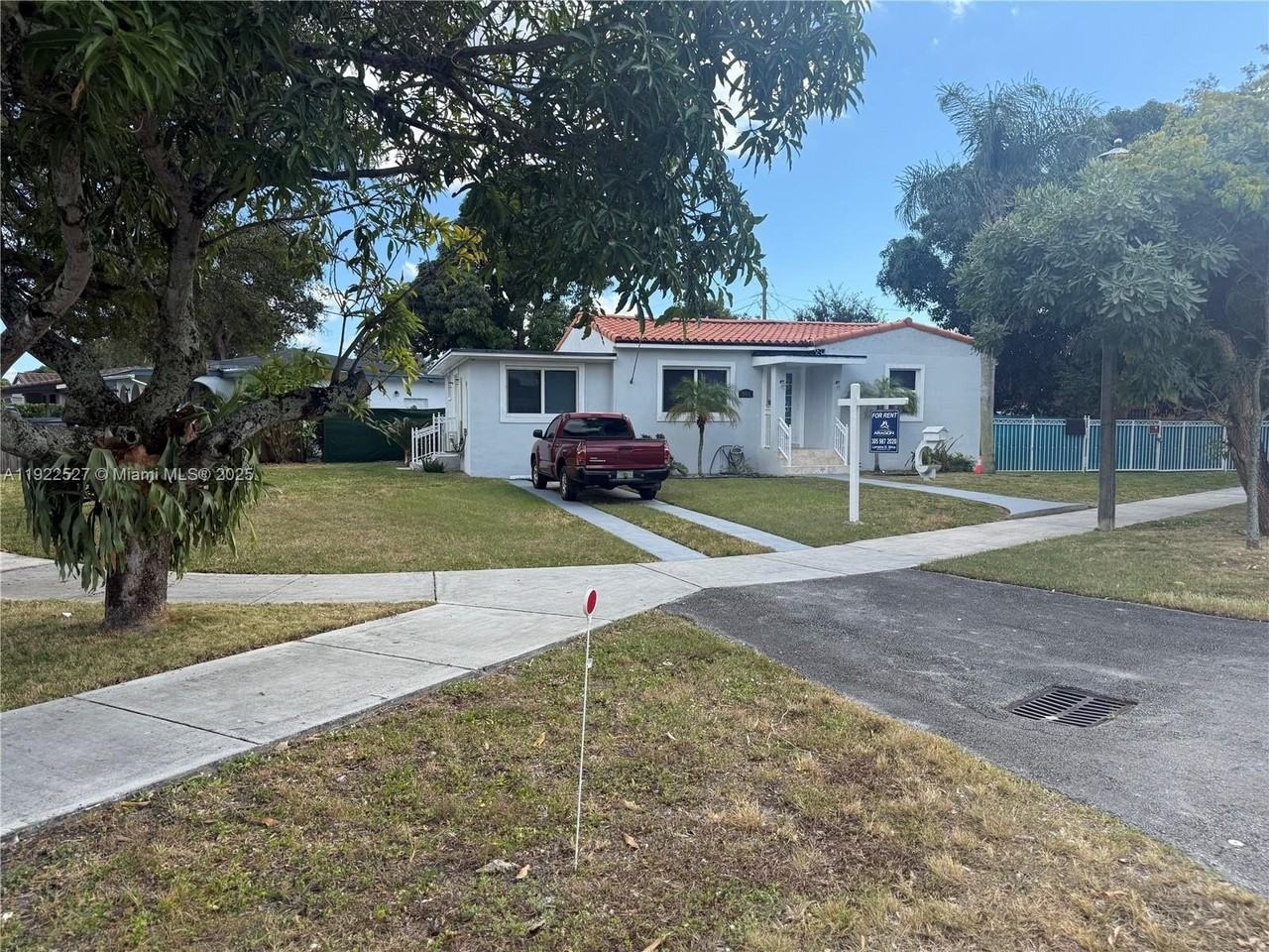 501 Sw 69th Ave - Photo 2 of 18