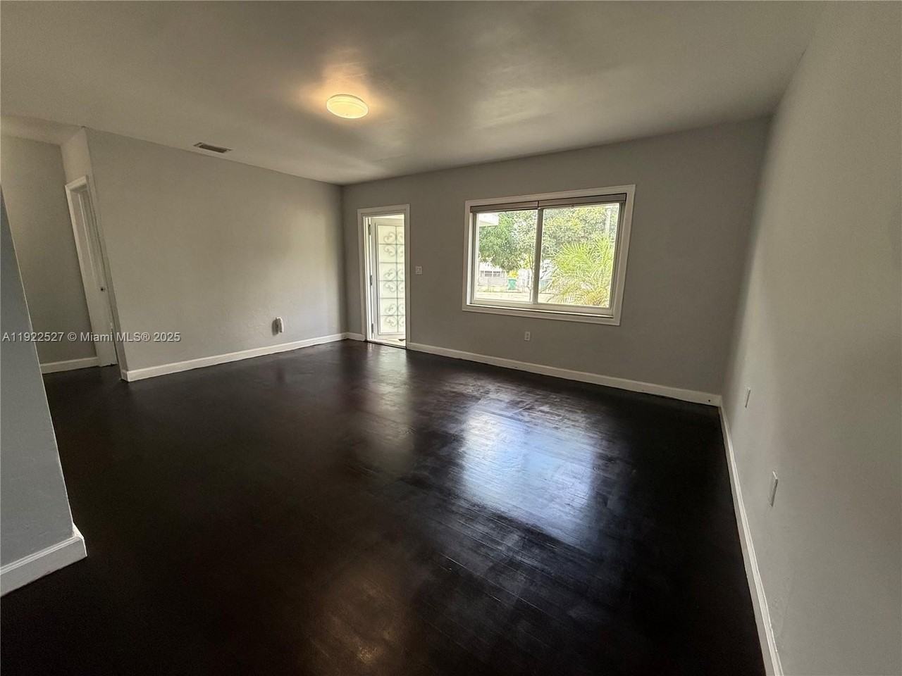 501 Sw 69th Ave - Photo 3 of 18